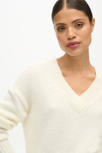 ESSENTIAL V NECK KNITTED TOP